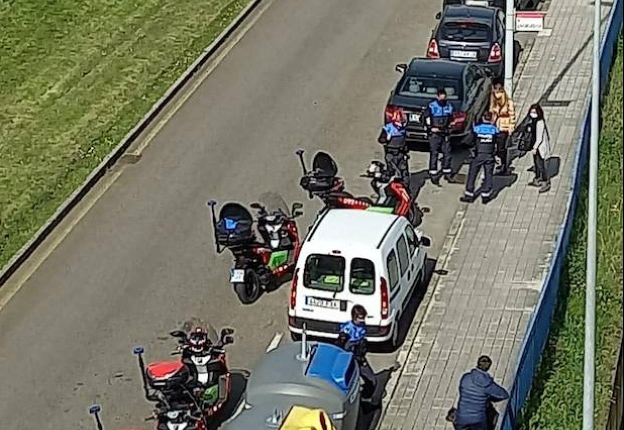 Agentes de policía en el lugar del incidente.