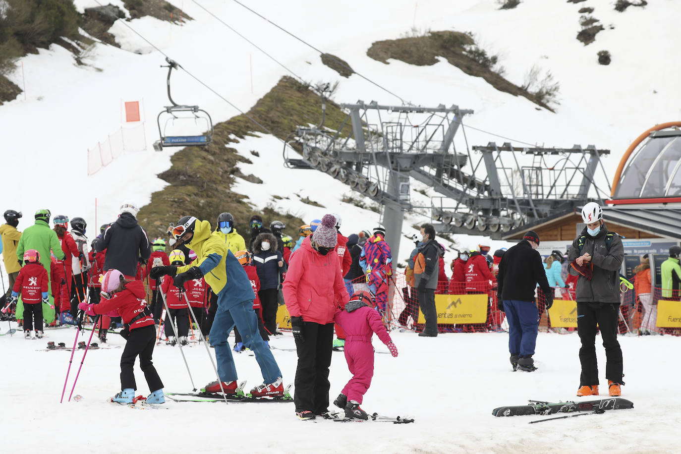 El final del cierre perimetral en las principales ciudades de Asturias provocó que fueran muchos los aficionados al esquí que se acercaran hasta la estación allerana.