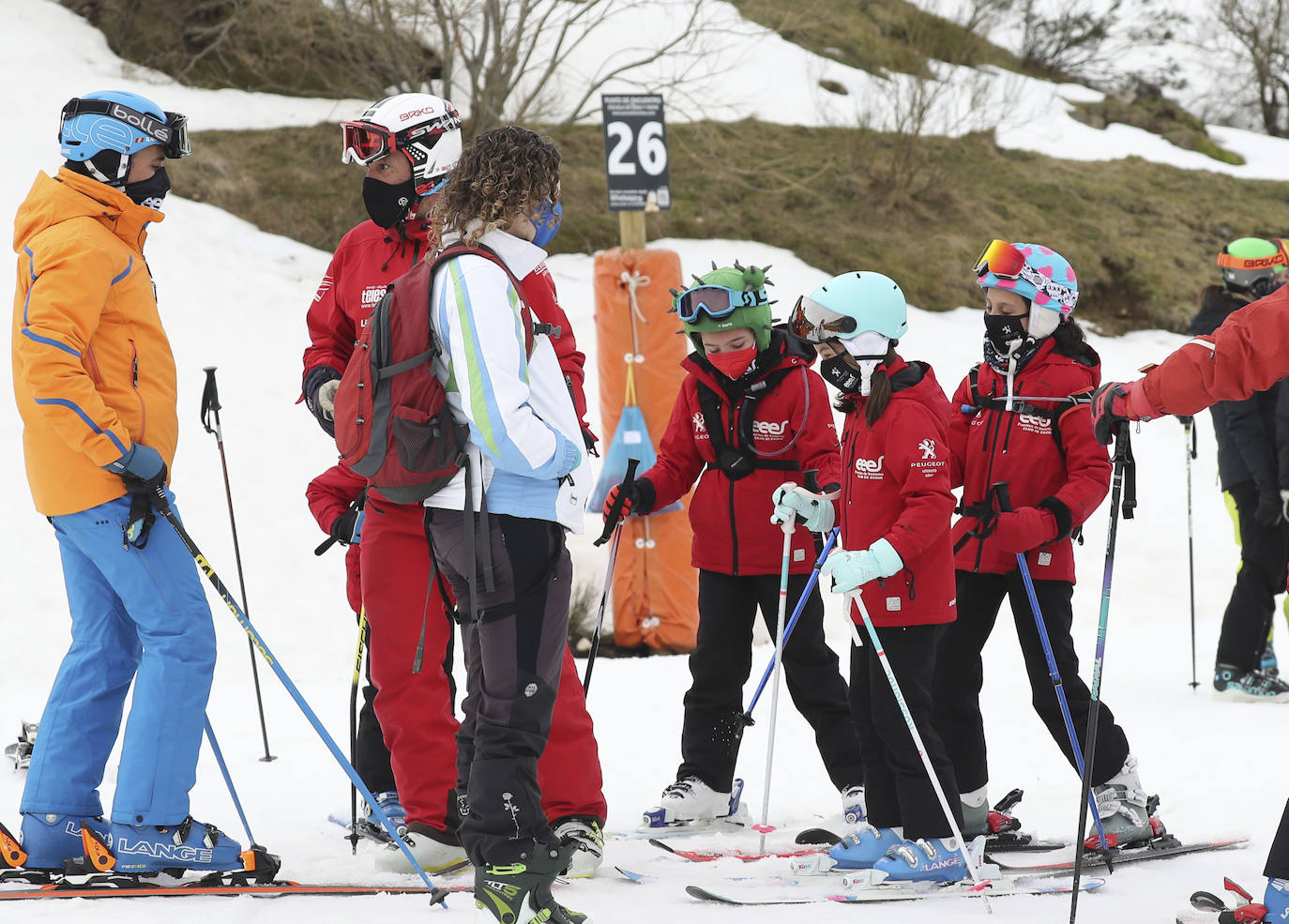 El final del cierre perimetral en las principales ciudades de Asturias provocó que fueran muchos los aficionados al esquí que se acercaran hasta la estación allerana.
