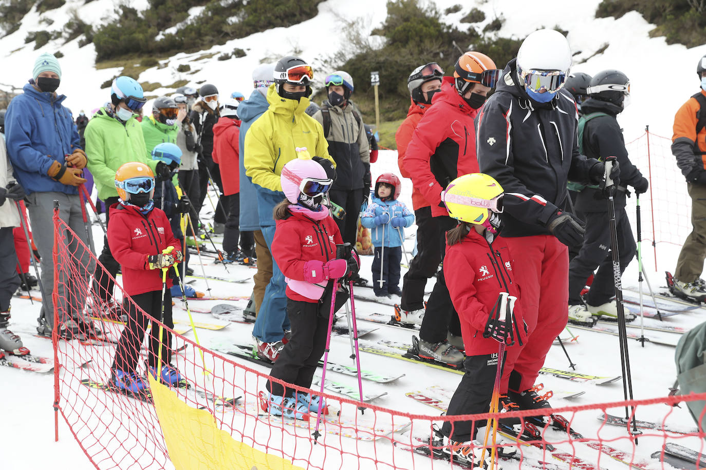 El final del cierre perimetral en las principales ciudades de Asturias provocó que fueran muchos los aficionados al esquí que se acercaran hasta la estación allerana.