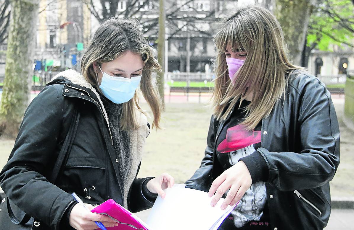 En tercero de carrera y con «tres asignaturas de números» pillaron la gran crisis del coronavirus y la obligada educación digital a Ángela Cortés. «Yo sola no habría podido», asume. Menos mal que contaba con una aliada: Jessica Castaño, profesora de Academia Astur, para lidiar con los apuntes y las pantallas con paciencia y dedicación. No todos los estudiantes han tenido la misma suerte.