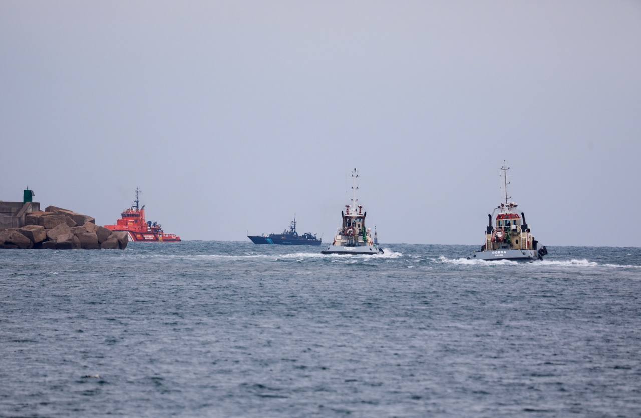 El barco que los narcos intentaron hundir con un cargamento de droga en Ribadeo ha sido arrastrado hasta Gijón para revisar si quedan fardos en su interior