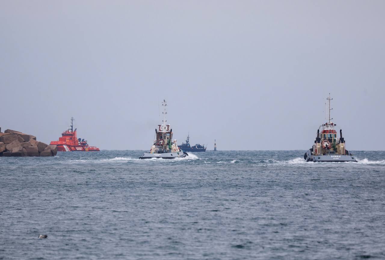 El barco que los narcos intentaron hundir con un cargamento de droga en Ribadeo ha sido arrastrado hasta Gijón para revisar si quedan fardos en su interior