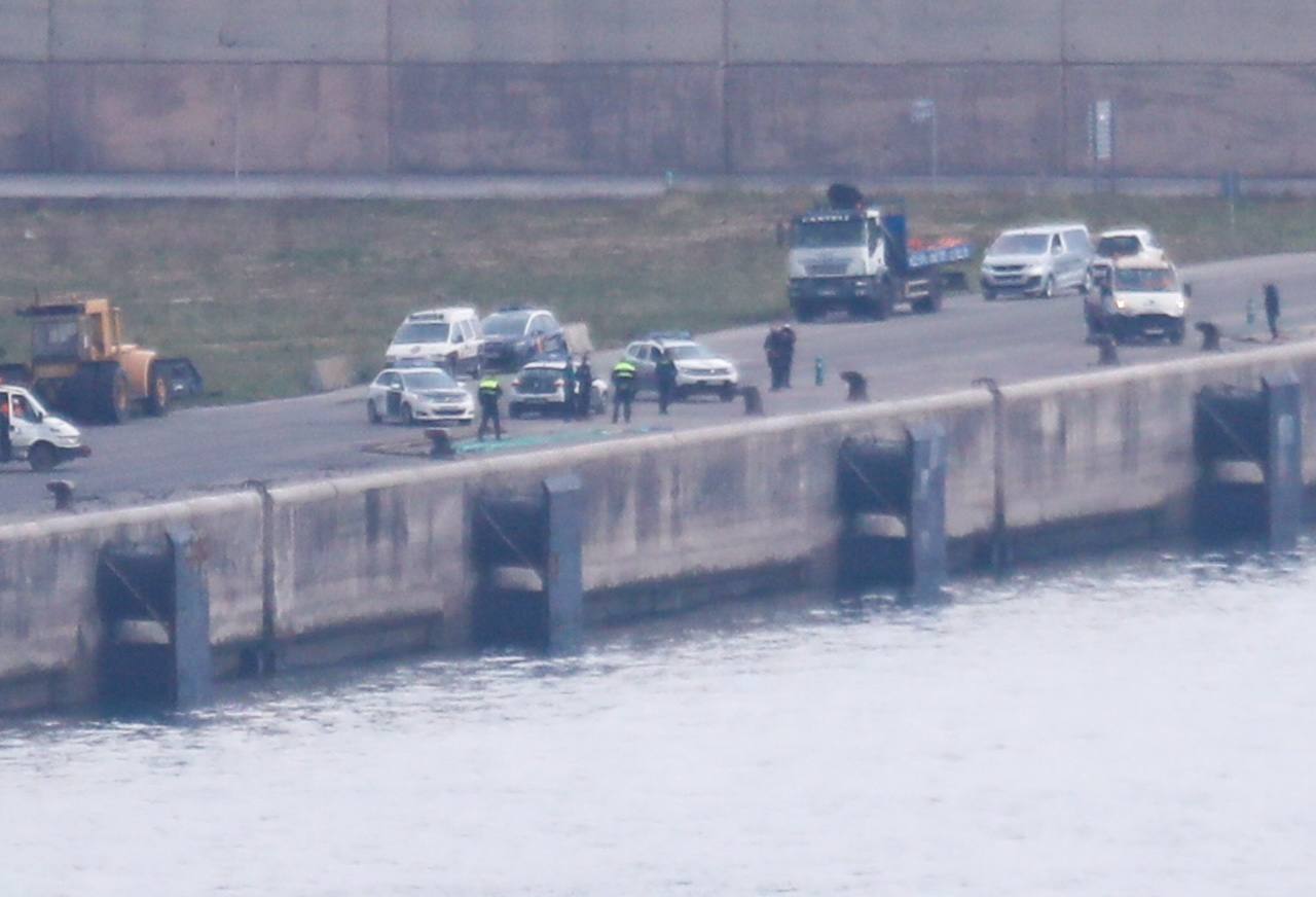 El barco que los narcos intentaron hundir con un cargamento de droga en Ribadeo ha sido arrastrado hasta Gijón para revisar si quedan fardos en su interior