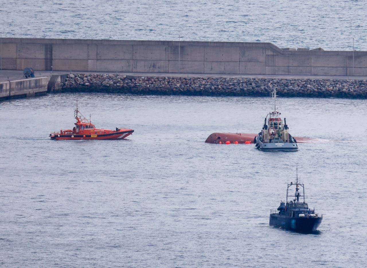 El barco que los narcos intentaron hundir con un cargamento de droga en Ribadeo ha sido arrastrado hasta Gijón para revisar si quedan fardos en su interior