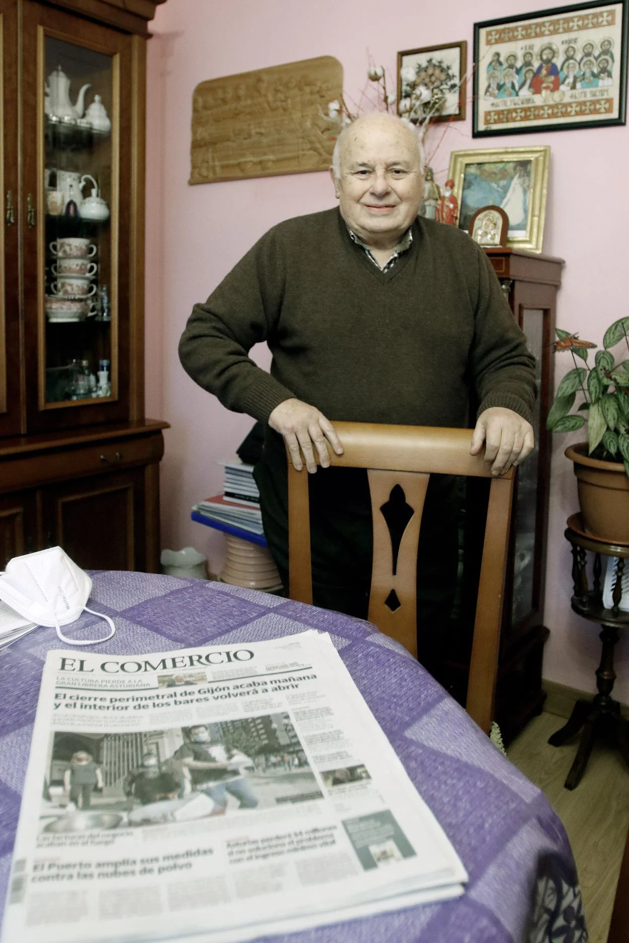 Fernando Fueyo en su casa, en el barrio de El Coto, al que sigue estrechamente vinculado. 
