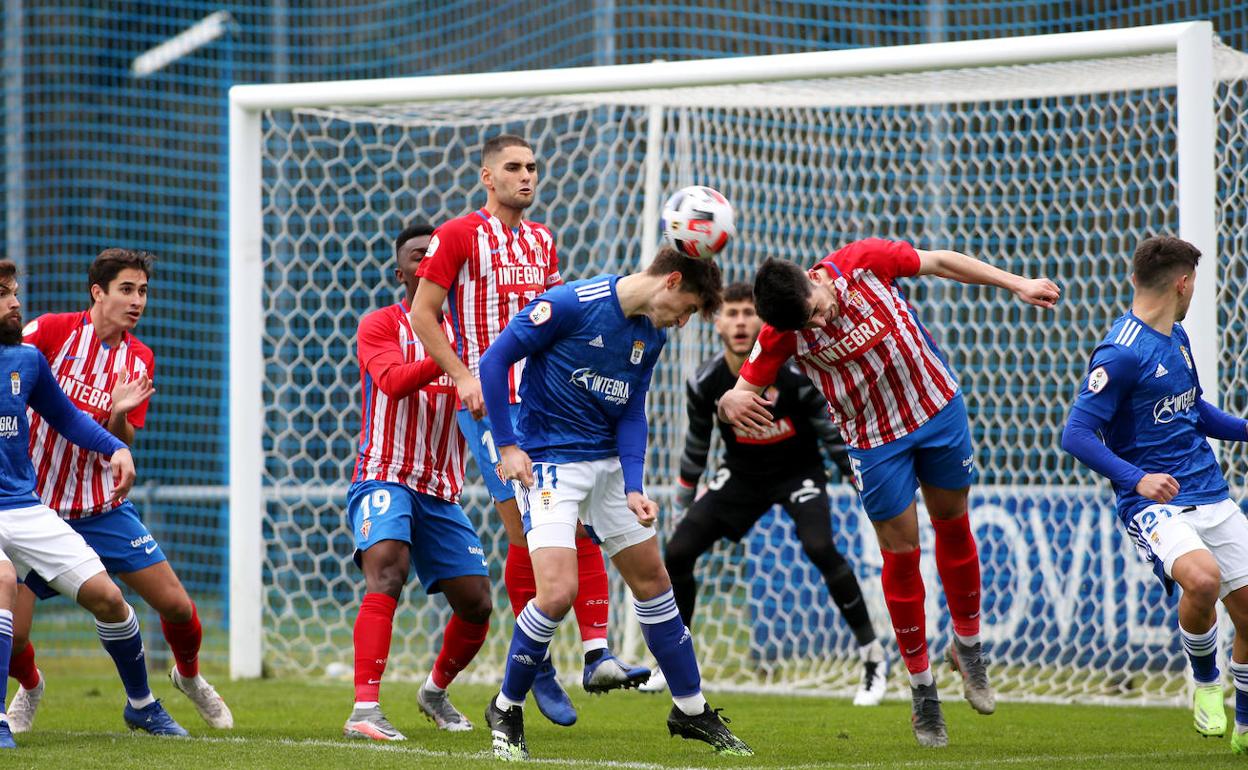 Juagada en el área del Sporting B en el derbi celebrado este domingo.