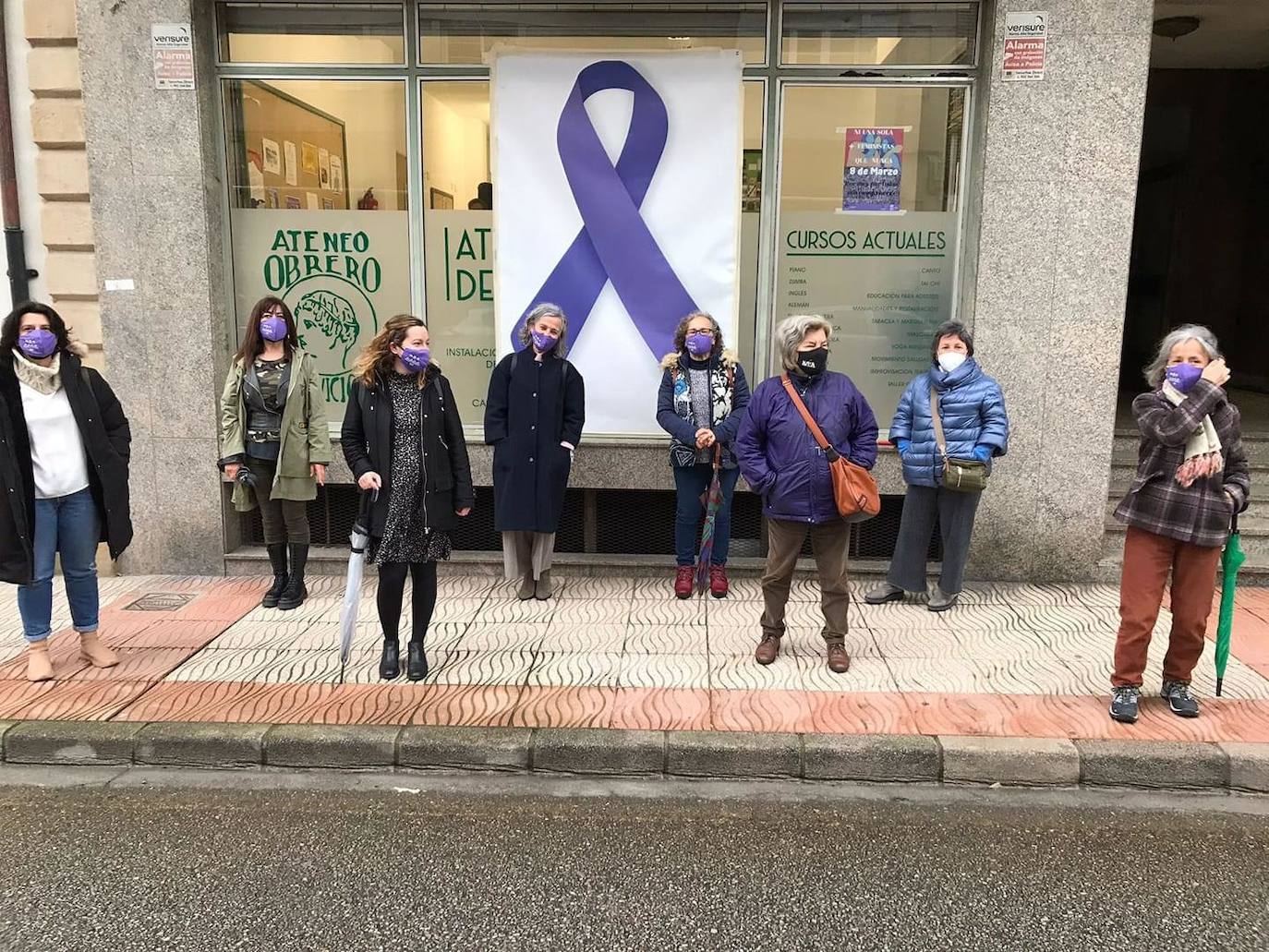 Gijón y Oviedo acogieron este lunes 8 de marzo las concentraciones más multitudinarias en el Día Internacional de la Mujer, pero otros puntos de la región como Avilés, Siero, Valdés, Arriondas o Vegadeo también se sumaron a las reivindicaciones de distintas maneras.