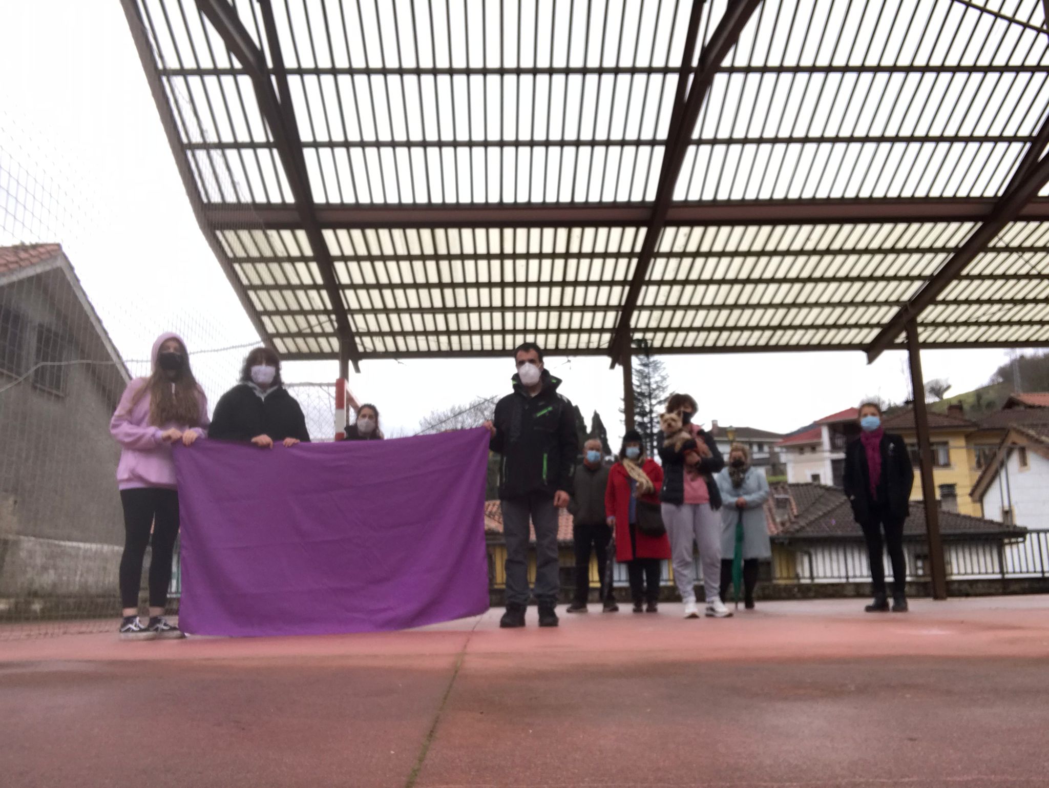 Gijón y Oviedo acogieron este lunes 8 de marzo las concentraciones más multitudinarias en el Día Internacional de la Mujer, pero otros puntos de la región como Avilés, Siero, Valdés, Arriondas o Vegadeo también se sumaron a las reivindicaciones de distintas maneras.