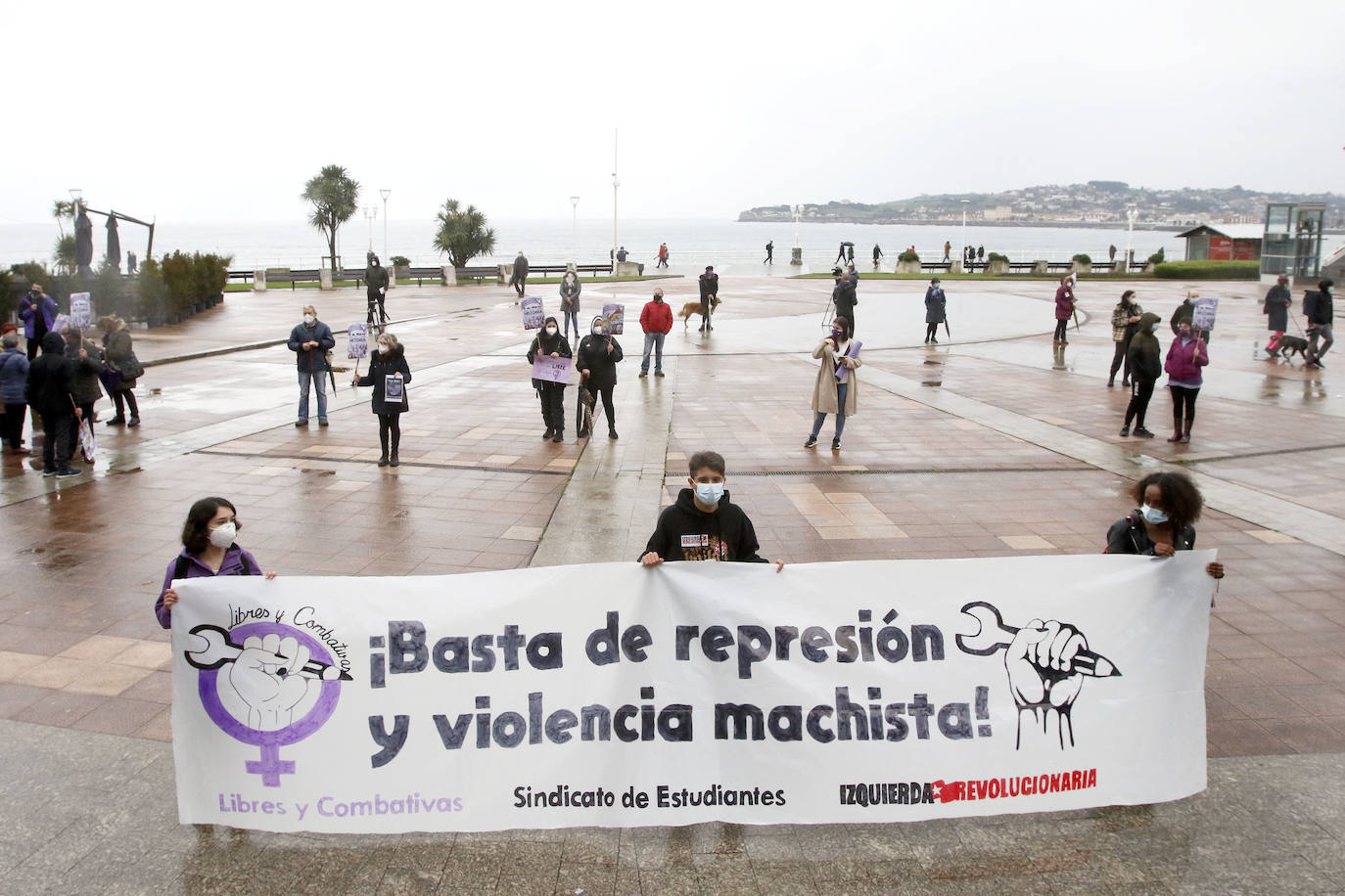 Gijón y Oviedo acogieron este lunes 8 de marzo las concentraciones más multitudinarias en el Día Internacional de la Mujer, pero otros puntos de la región como Avilés, Siero, Valdés, Arriondas o Vegadeo también se sumaron a las reivindicaciones de distintas maneras.