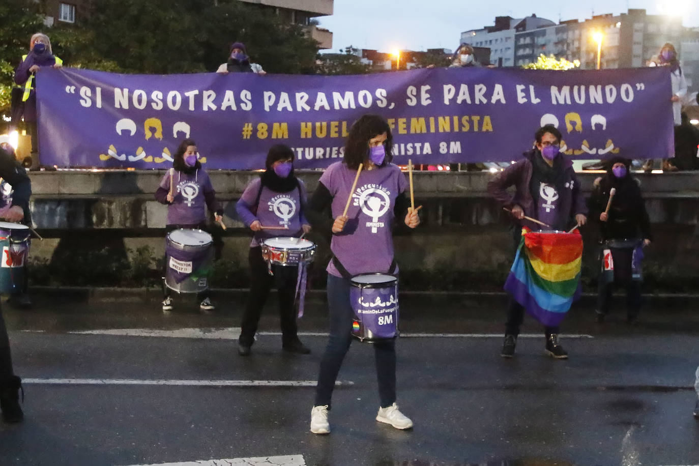 Gijón y Oviedo acogieron este lunes 8 de marzo las concentraciones más multitudinarias en el Día Internacional de la Mujer, pero otros puntos de la región como Avilés, Siero, Valdés, Arriondas o Vegadeo también se sumaron a las reivindicaciones de distintas maneras.