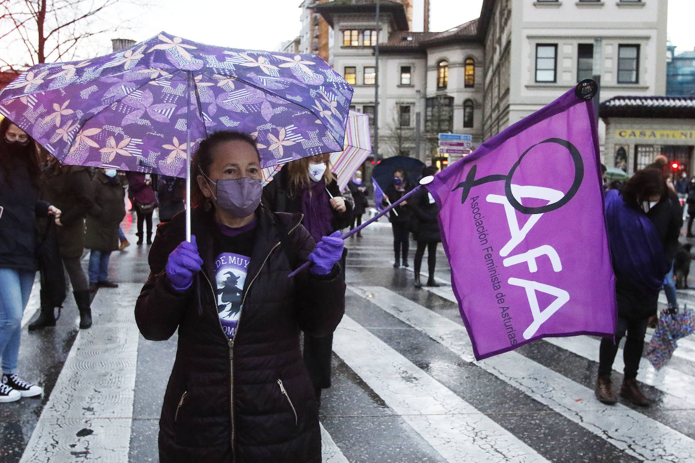 Gijón y Oviedo acogieron este lunes 8 de marzo las concentraciones más multitudinarias en el Día Internacional de la Mujer, pero otros puntos de la región como Avilés, Siero, Valdés, Arriondas o Vegadeo también se sumaron a las reivindicaciones de distintas maneras.