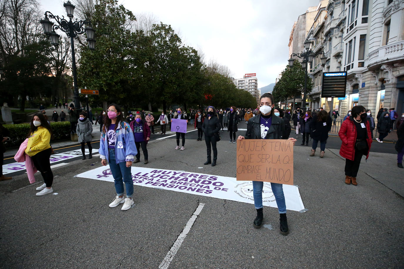 Gijón y Oviedo acogieron este lunes 8 de marzo las concentraciones más multitudinarias en el Día Internacional de la Mujer, pero otros puntos de la región como Avilés, Siero, Valdés, Arriondas o Vegadeo también se sumaron a las reivindicaciones de distintas maneras.