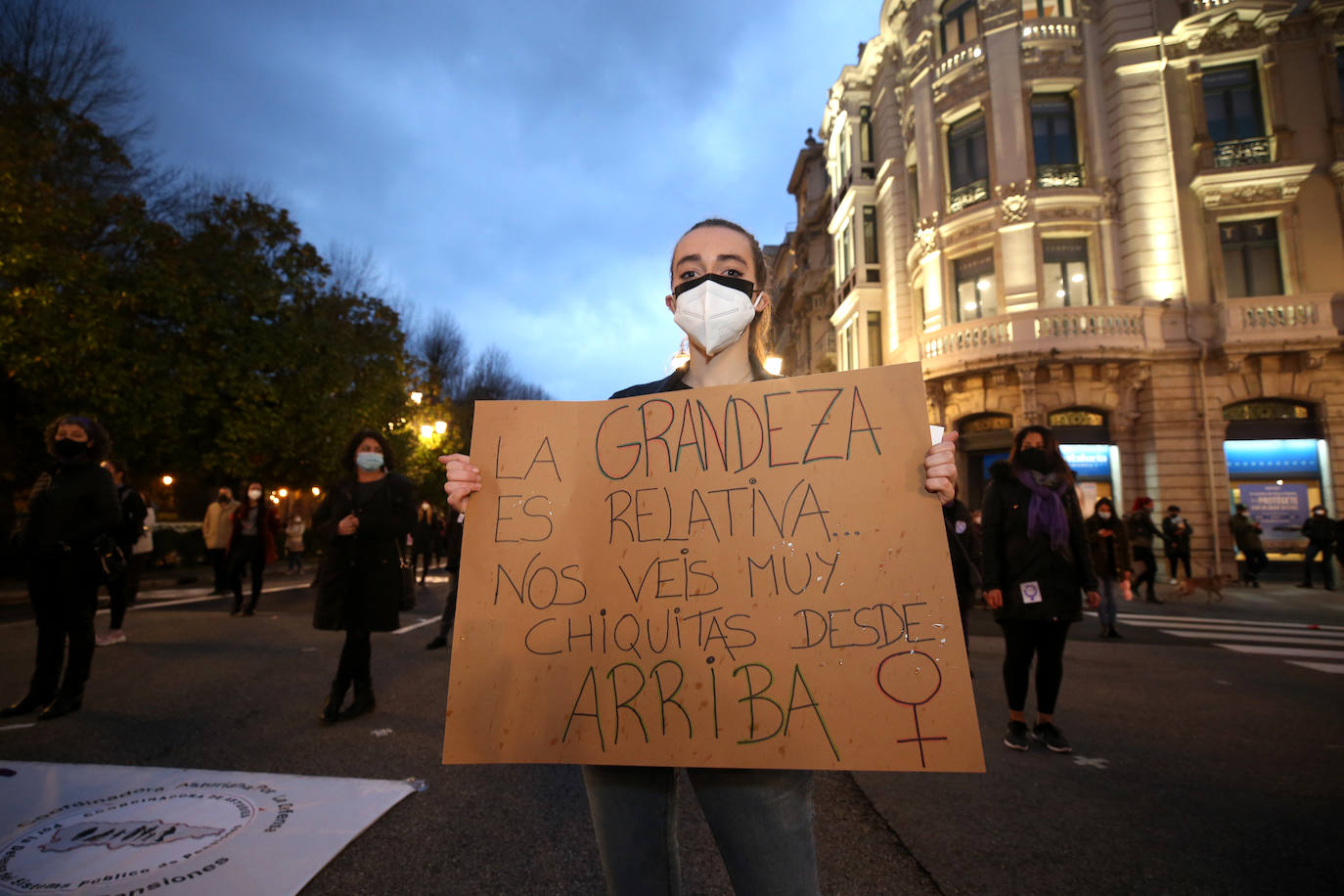 Gijón y Oviedo acogieron este lunes 8 de marzo las concentraciones más multitudinarias en el Día Internacional de la Mujer, pero otros puntos de la región como Avilés, Siero, Valdés, Arriondas o Vegadeo también se sumaron a las reivindicaciones de distintas maneras.