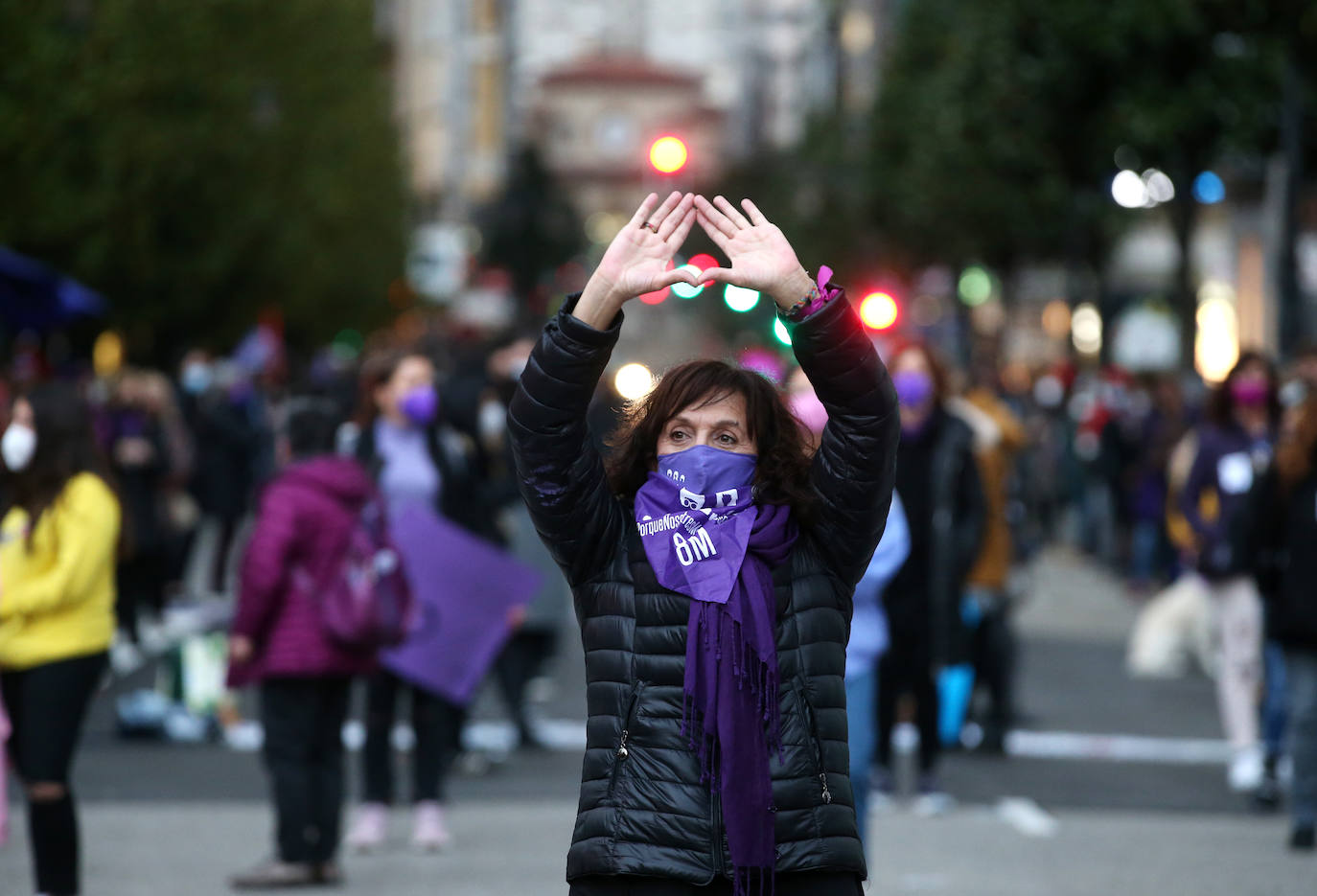 Gijón y Oviedo acogieron este lunes 8 de marzo las concentraciones más multitudinarias en el Día Internacional de la Mujer, pero otros puntos de la región como Avilés, Siero, Valdés, Arriondas o Vegadeo también se sumaron a las reivindicaciones de distintas maneras.