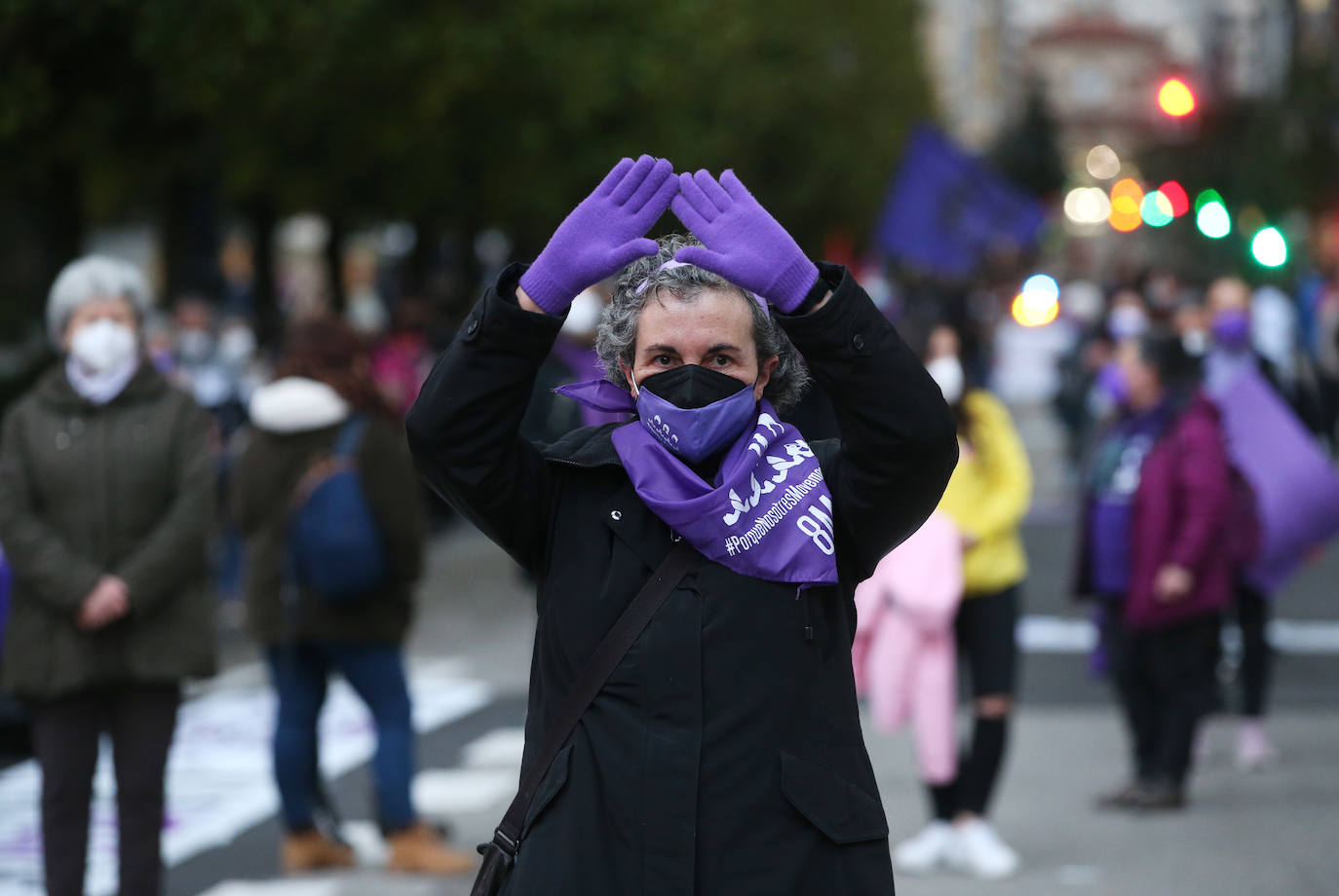 Gijón y Oviedo acogieron este lunes 8 de marzo las concentraciones más multitudinarias en el Día Internacional de la Mujer, pero otros puntos de la región como Avilés, Siero, Valdés, Arriondas o Vegadeo también se sumaron a las reivindicaciones de distintas maneras.