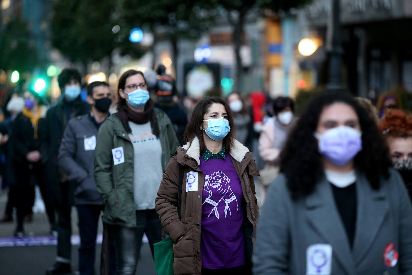 Gijón y Oviedo acogieron este lunes 8 de marzo las concentraciones más multitudinarias en el Día Internacional de la Mujer, pero otros puntos de la región como Avilés, Siero, Valdés, Arriondas o Vegadeo también se sumaron a las reivindicaciones de distintas maneras.