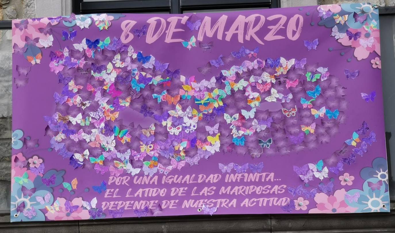 Gijón y Oviedo acogieron este lunes 8 de marzo las concentraciones más multitudinarias en el Día Internacional de la Mujer, pero otros puntos de la región como Avilés, Siero, Valdés, Arriondas o Vegadeo también se sumaron a las reivindicaciones de distintas maneras.