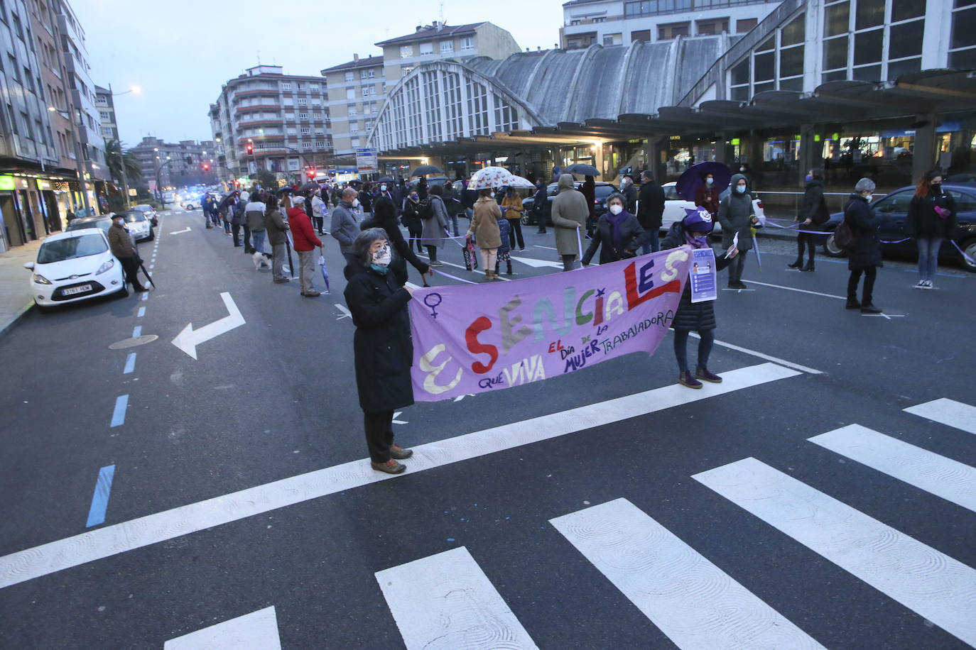 Gijón y Oviedo acogieron este lunes 8 de marzo las concentraciones más multitudinarias en el Día Internacional de la Mujer, pero otros puntos de la región como Avilés, Siero, Valdés, Arriondas o Vegadeo también se sumaron a las reivindicaciones de distintas maneras.