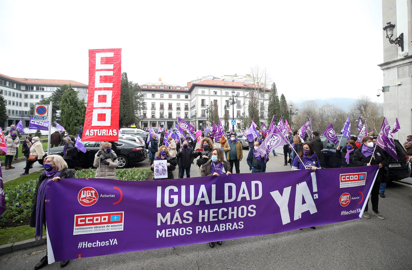 Gijón y Oviedo acogieron este lunes 8 de marzo las concentraciones más multitudinarias en el Día Internacional de la Mujer, pero otros puntos de la región como Avilés, Siero, Valdés, Arriondas o Vegadeo también se sumaron a las reivindicaciones de distintas maneras.