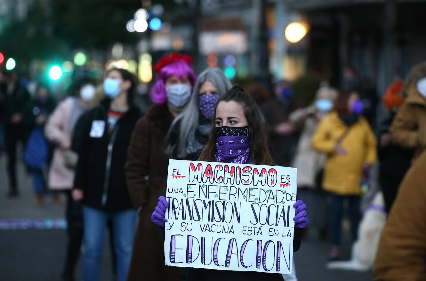 La manifestación de este 8-M en Oviedo, muy diferente por la pandemia. Menos color, menos multitudinaria, pero igual de reivindicativo