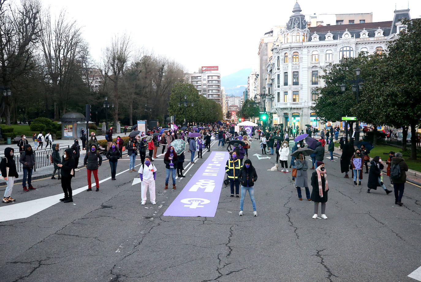 La manifestación de este 8-M en Oviedo, muy diferente por la pandemia. Menos color, menos multitudinaria, pero igual de reivindicativo