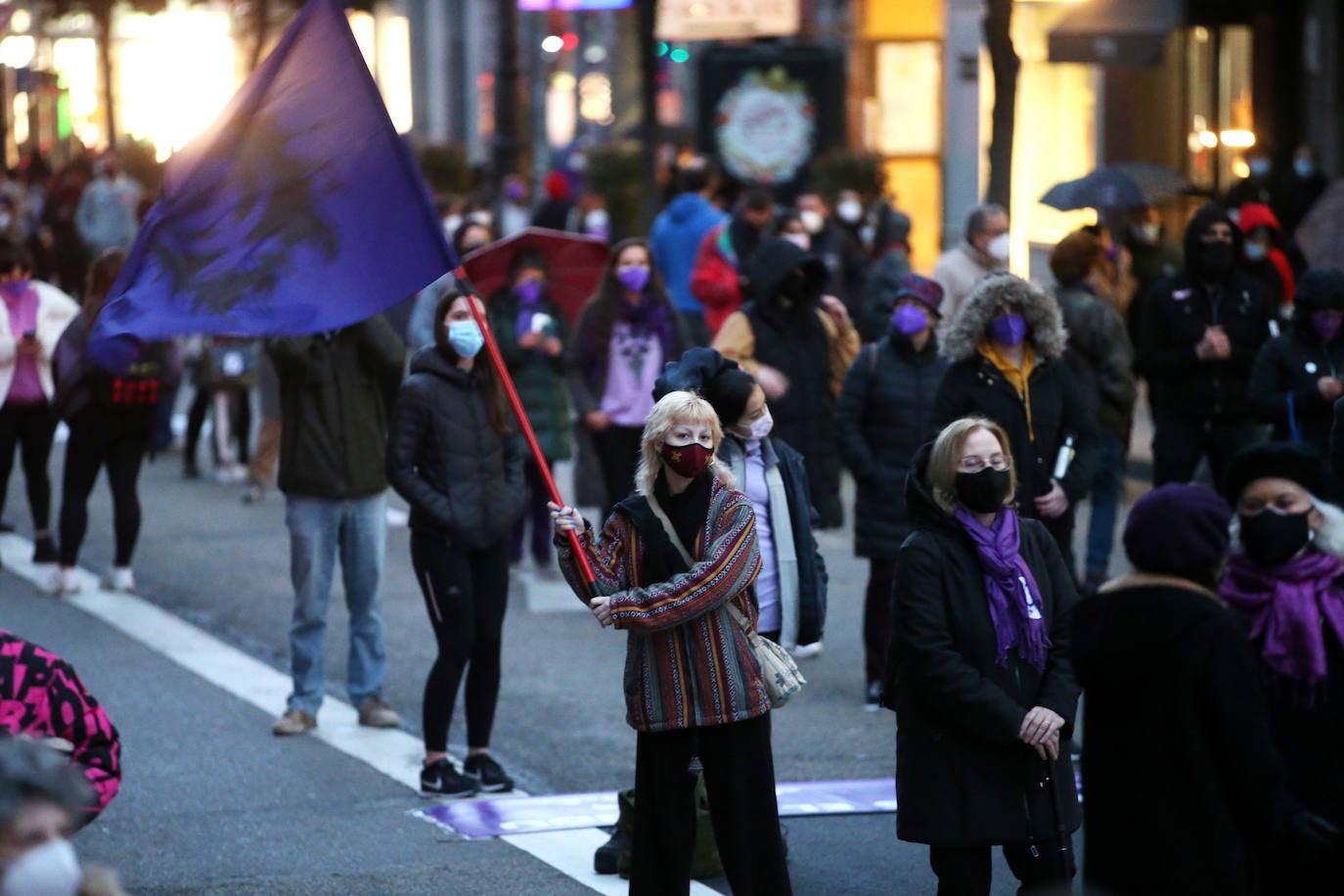La manifestación de este 8-M en Oviedo, muy diferente por la pandemia. Menos color, menos multitudinaria, pero igual de reivindicativo