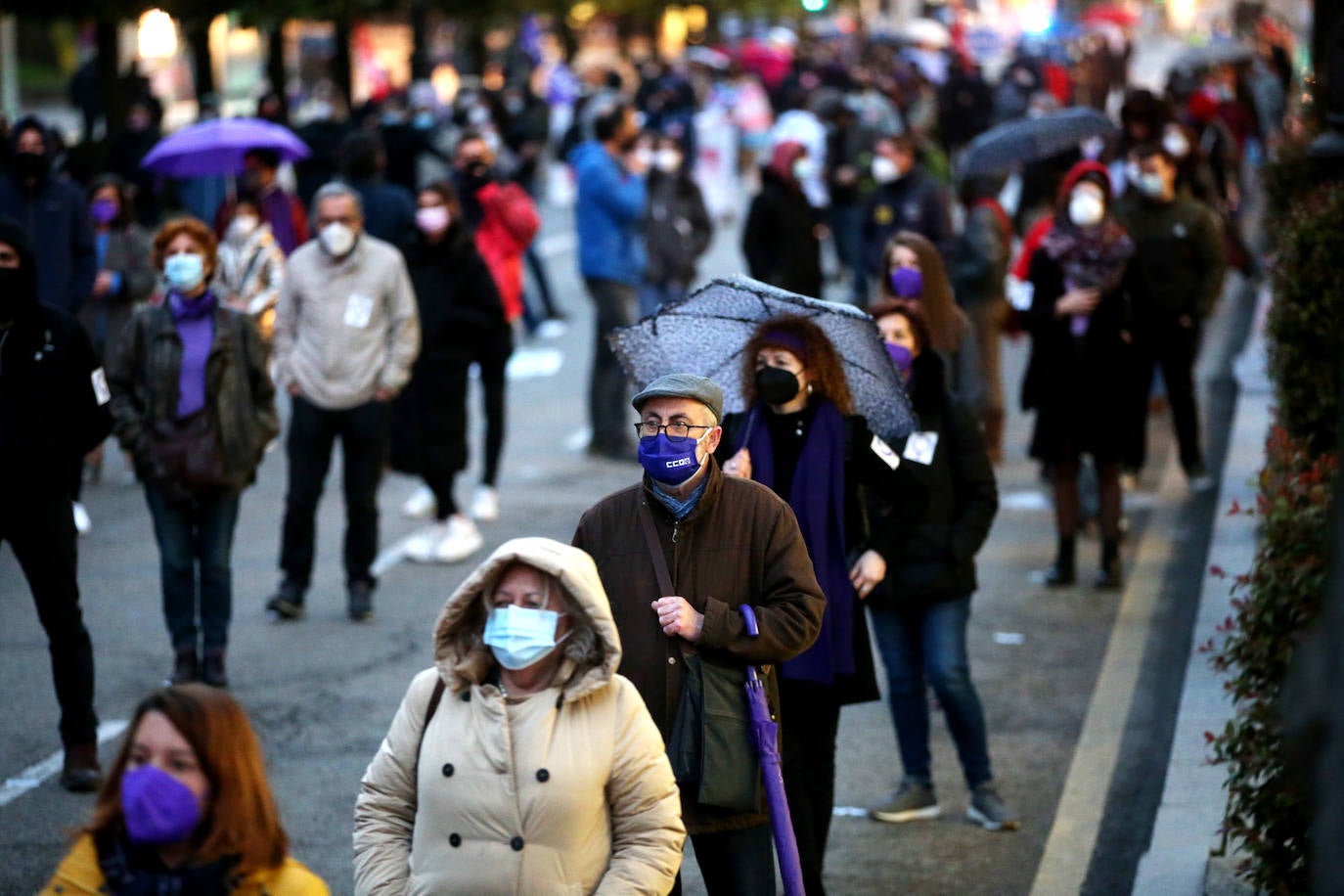 La manifestación de este 8-M en Oviedo, muy diferente por la pandemia. Menos color, menos multitudinaria, pero igual de reivindicativo