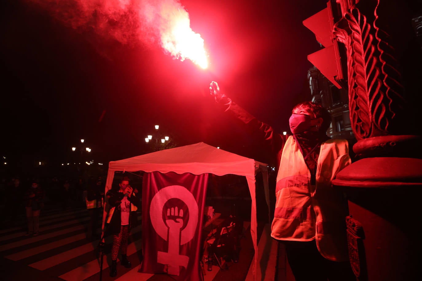 La manifestación de este 8-M en Oviedo, muy diferente por la pandemia. Menos color, menos multitudinaria, pero igual de reivindicativo
