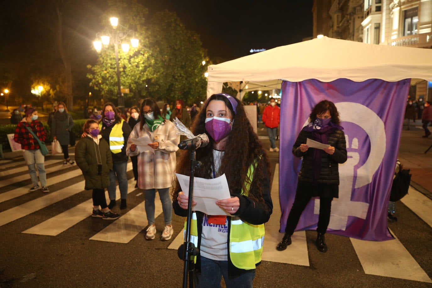 La manifestación de este 8-M en Oviedo, muy diferente por la pandemia. Menos color, menos multitudinaria, pero igual de reivindicativo