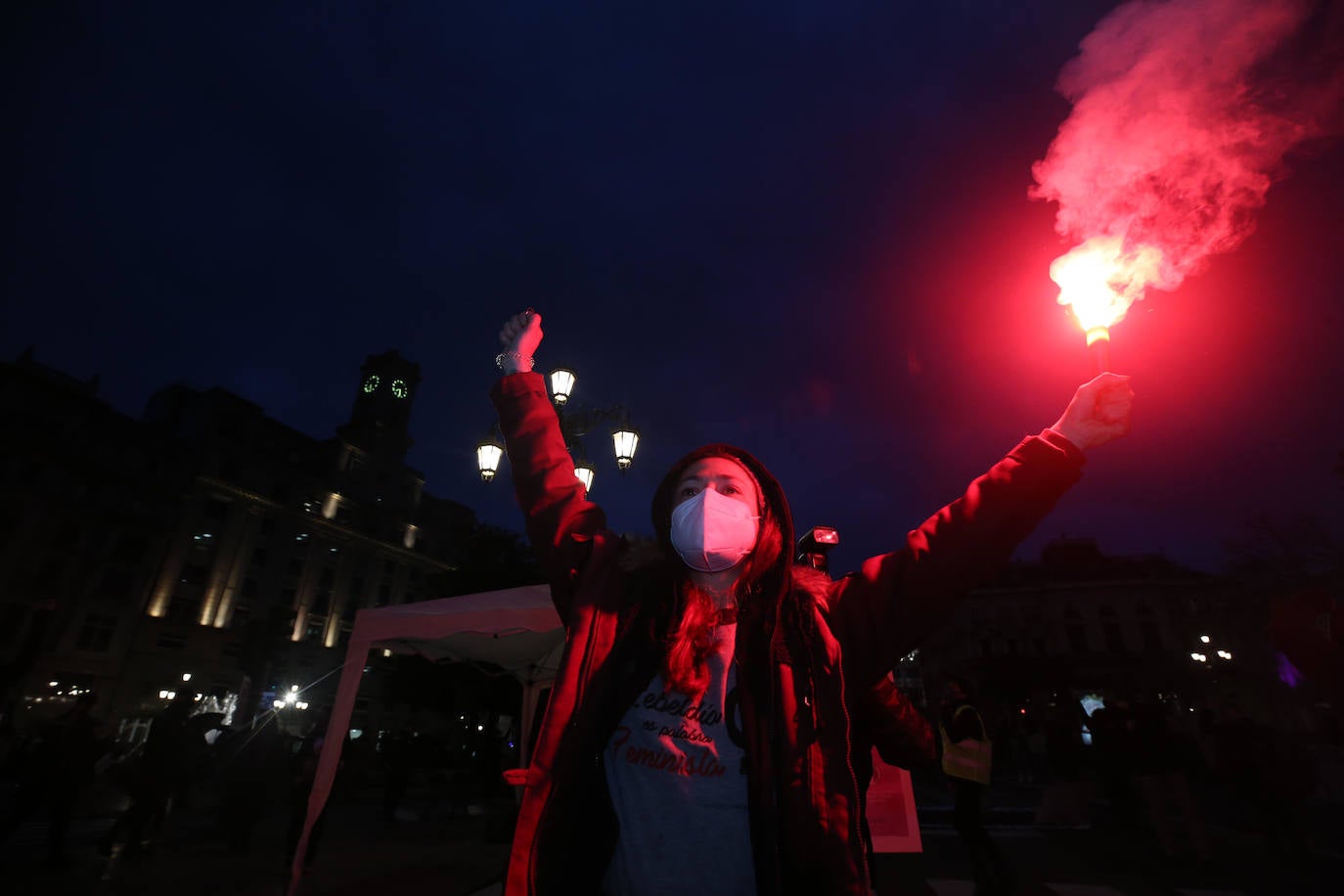 La manifestación de este 8-M en Oviedo, muy diferente por la pandemia. Menos color, menos multitudinaria, pero igual de reivindicativo