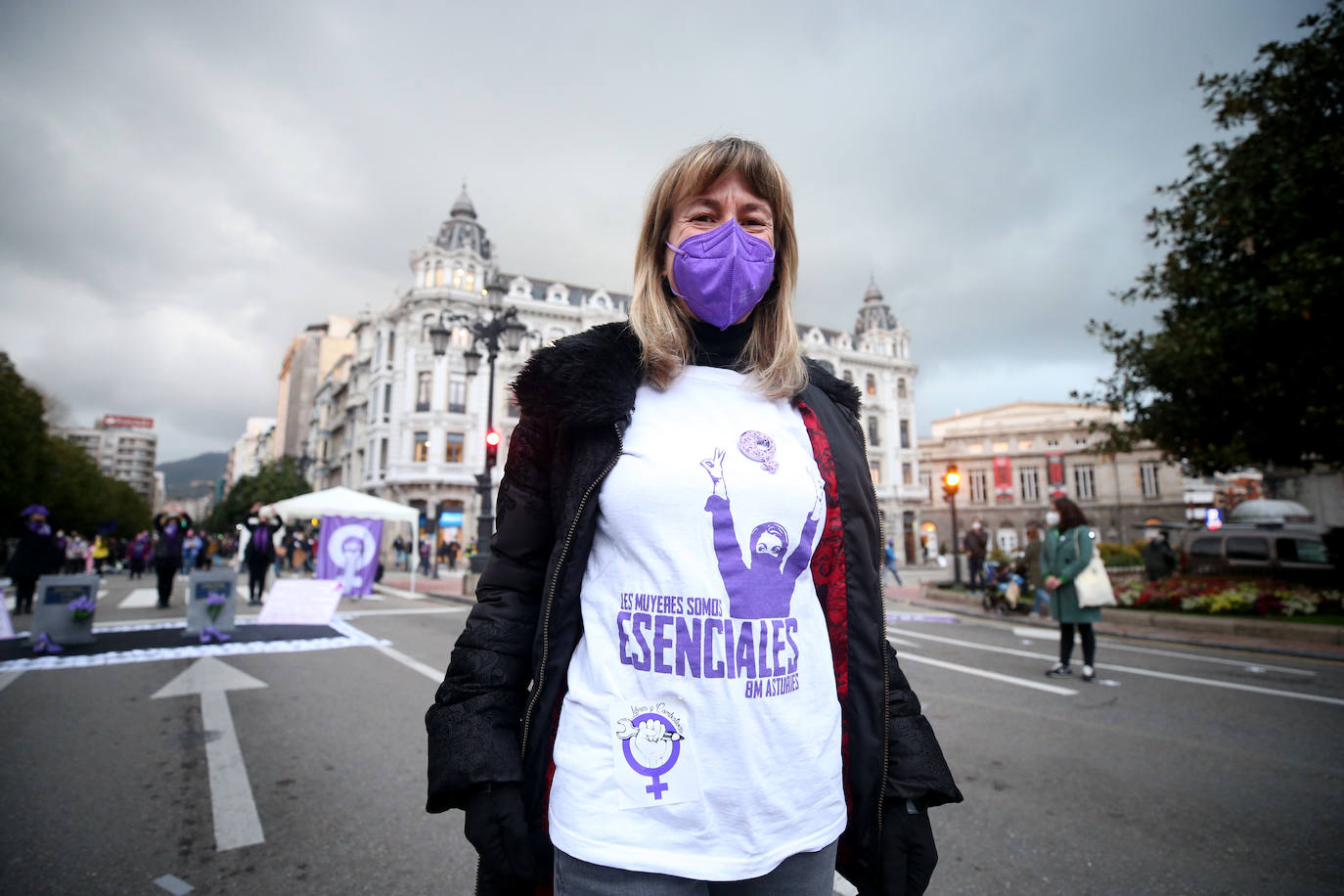 La manifestación de este 8-M en Oviedo, muy diferente por la pandemia. Menos color, menos multitudinaria, pero igual de reivindicativo