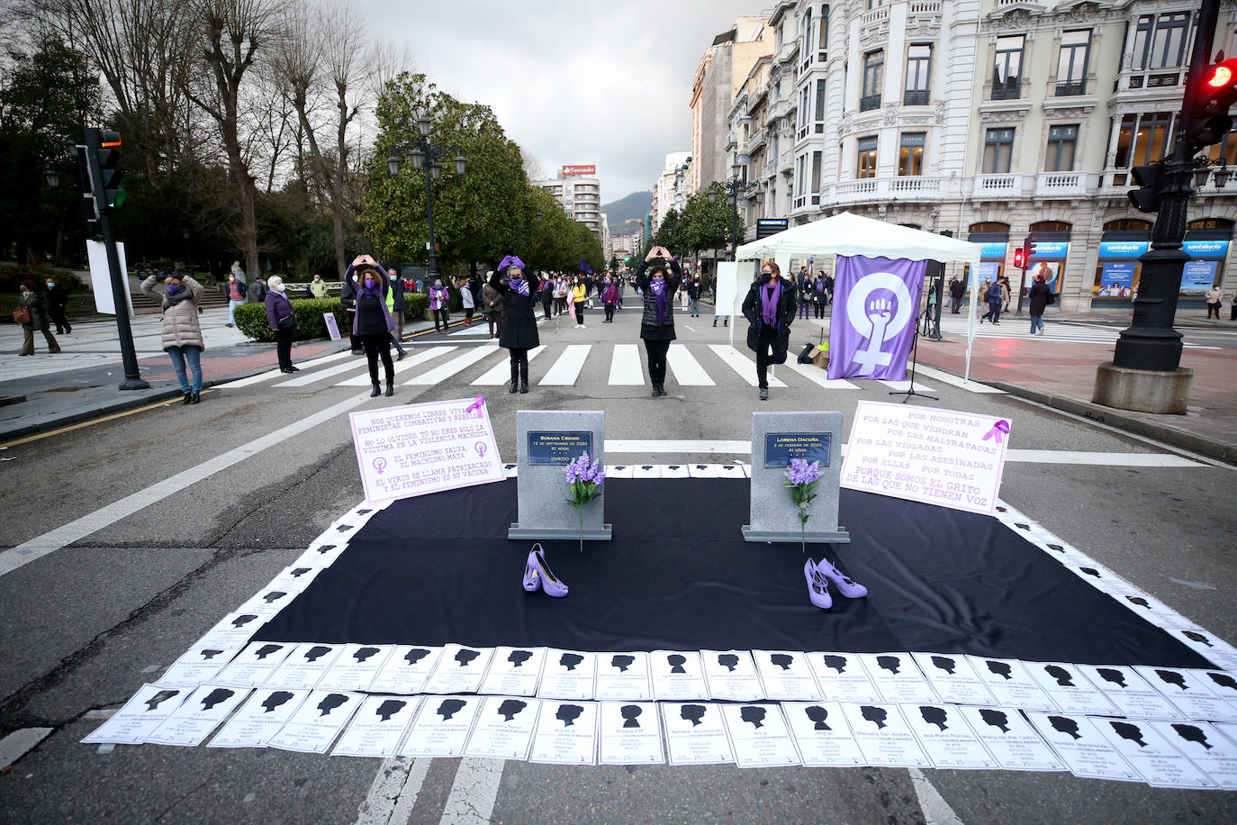 La manifestación de este 8-M en Oviedo, muy diferente por la pandemia. Menos color, menos multitudinaria, pero igual de reivindicativo