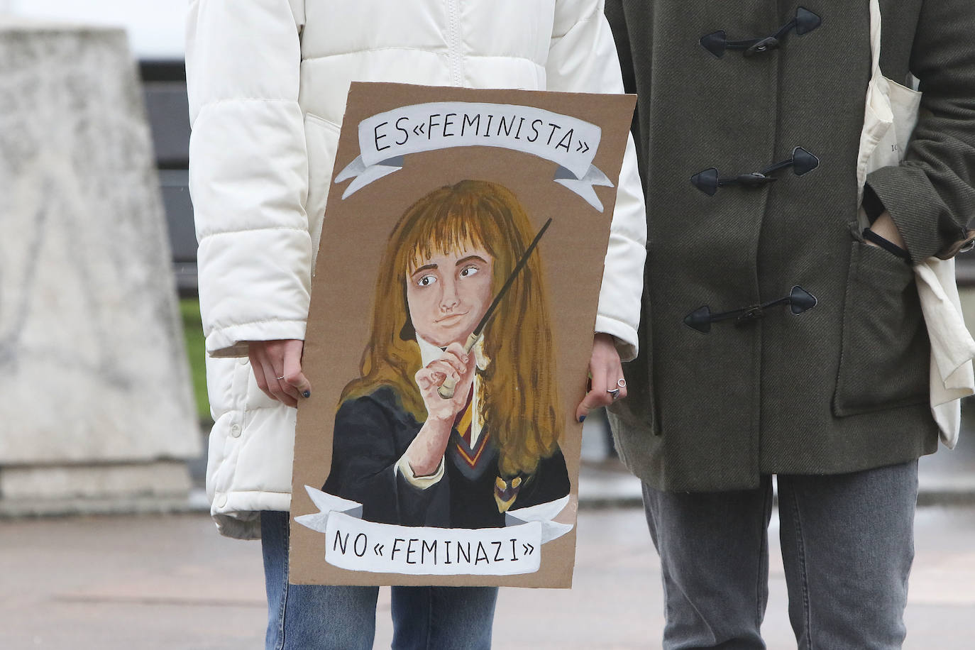 Las feministas más jovenes y representantes de los sindicatos han sido los primeros en movilizarse por el Día Internacional de la Mujer en la capital asturiana.