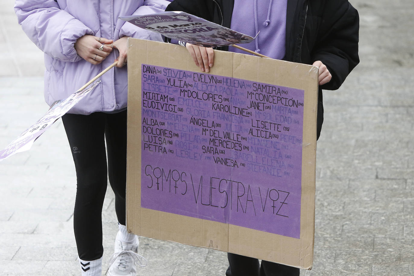 Las feministas más jovenes y representantes de los sindicatos han sido los primeros en movilizarse por el Día Internacional de la Mujer en la capital asturiana.
