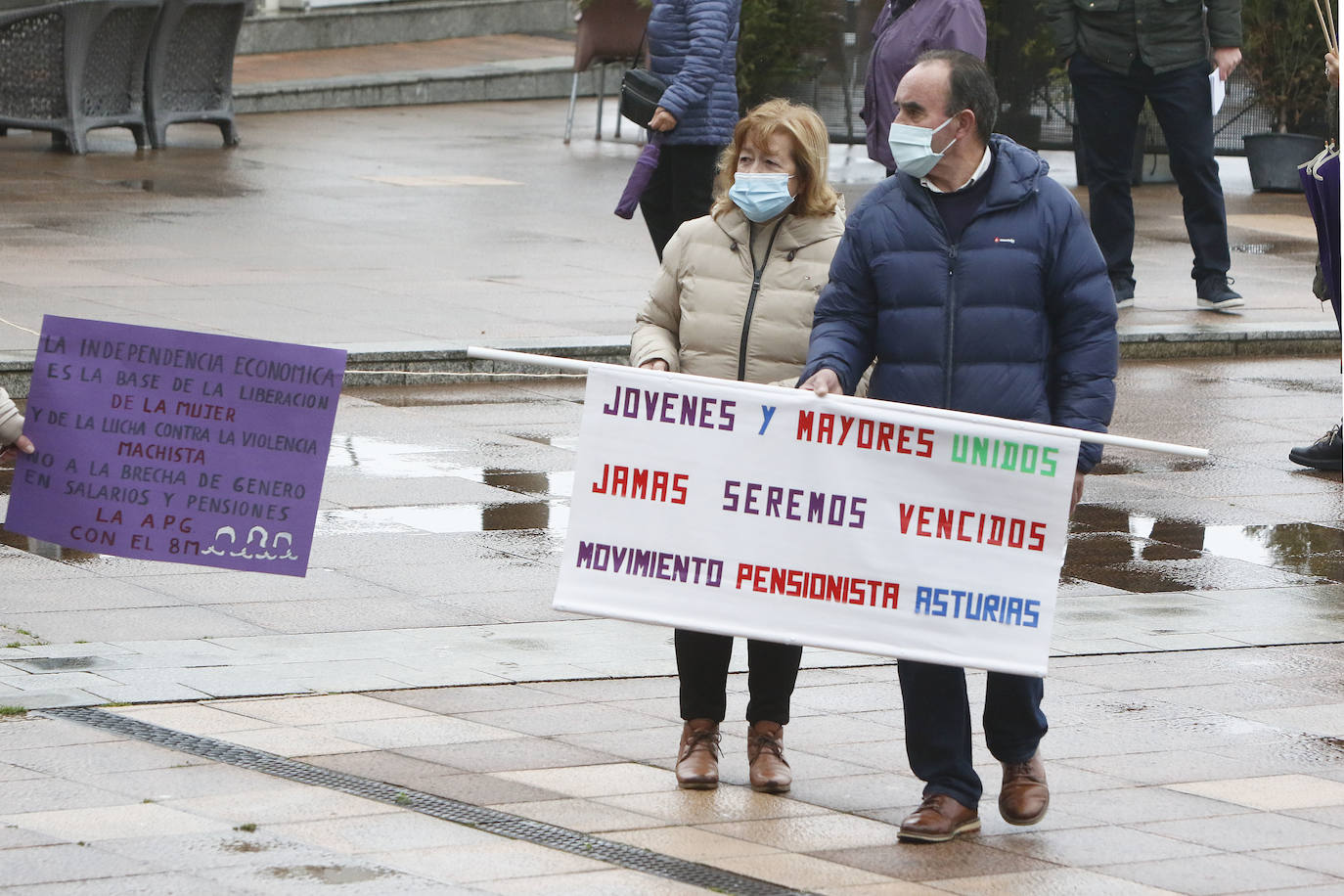 Las feministas más jovenes y representantes de los sindicatos han sido los primeros en movilizarse por el Día Internacional de la Mujer en la capital asturiana.