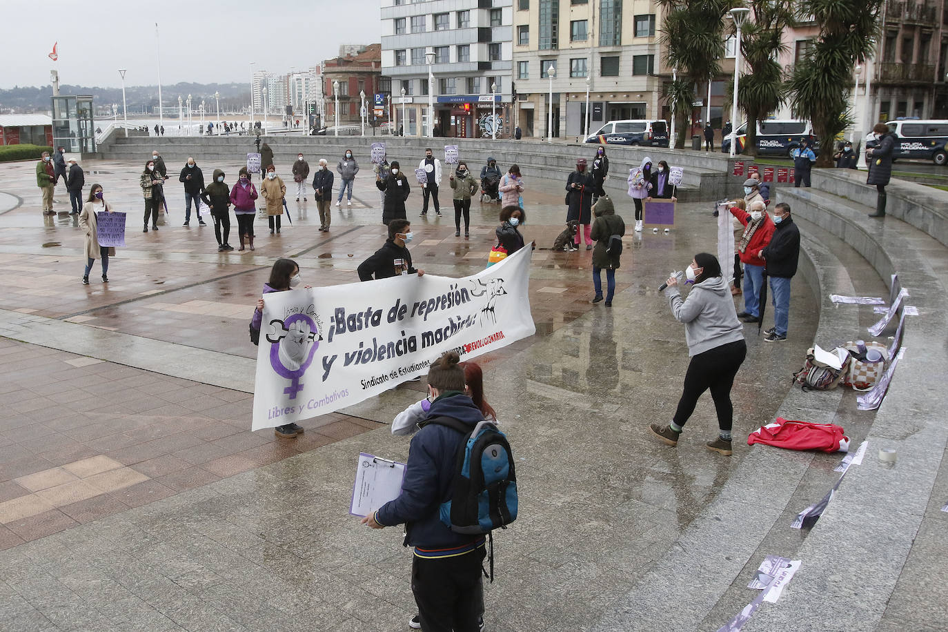 Las feministas más jovenes y representantes de los sindicatos han sido los primeros en movilizarse por el Día Internacional de la Mujer en la capital asturiana.