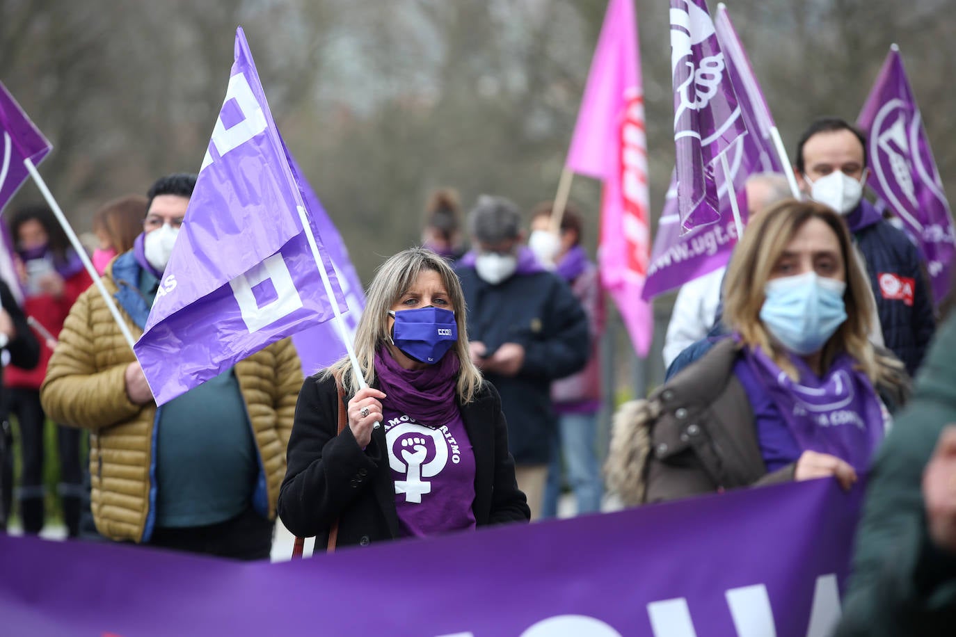 Las feministas más jovenes y representantes de los sindicatos han sido los primeros en movilizarse por el Día Internacional de la Mujer en la capital asturiana.