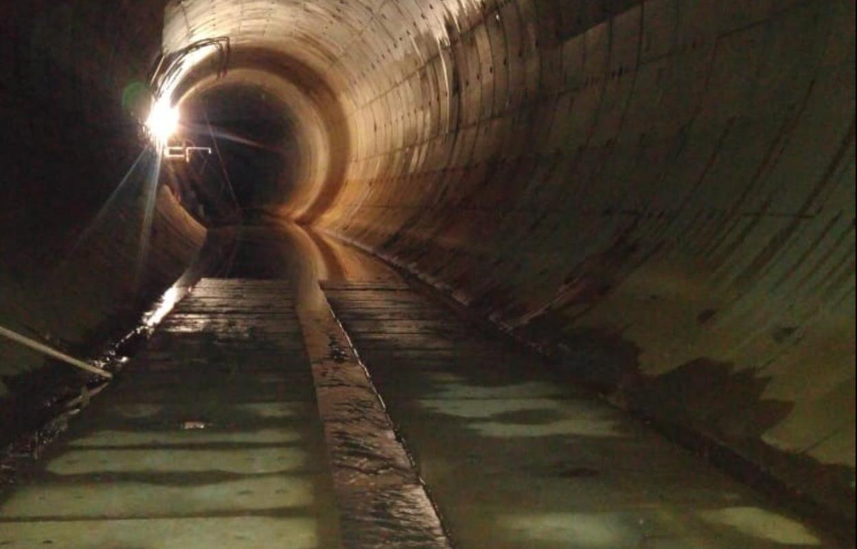 Aspecto del túnel del metrotrén tras la culminación en de las labores de vaciado de agua en la primavera de 2019. 