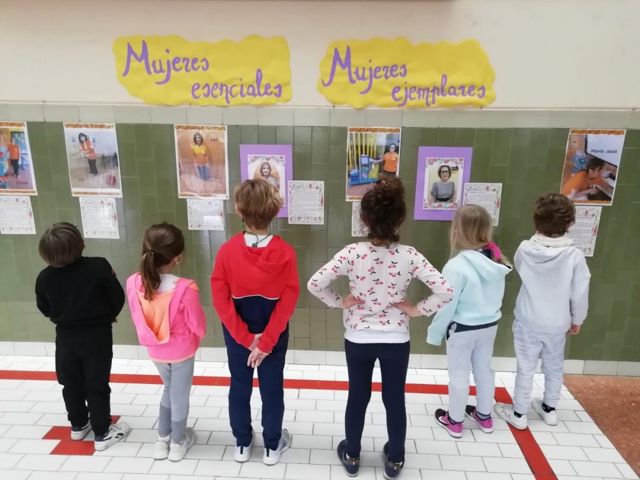 Los alumnos del centro colaboraron en la preparación de la muestra compuesta por fotos de las empleadas de limpieza del centro. 