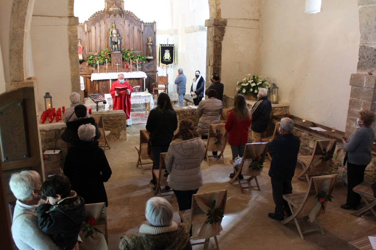 La misa se celebró en la ermita con aforo reducido y distancia. 