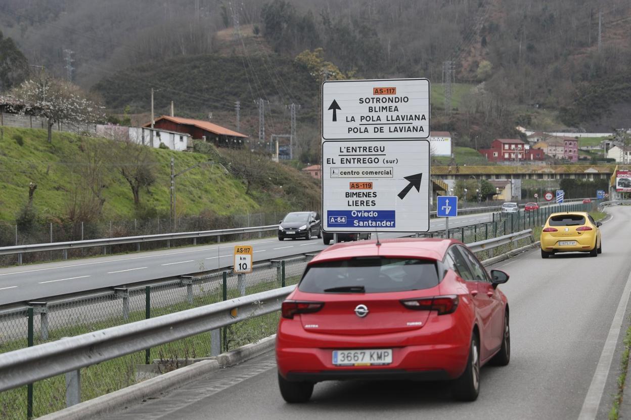 El corredor de Nalón, la carretera AS-117, a su paso por la localidad samartiniega de El Entrego. 