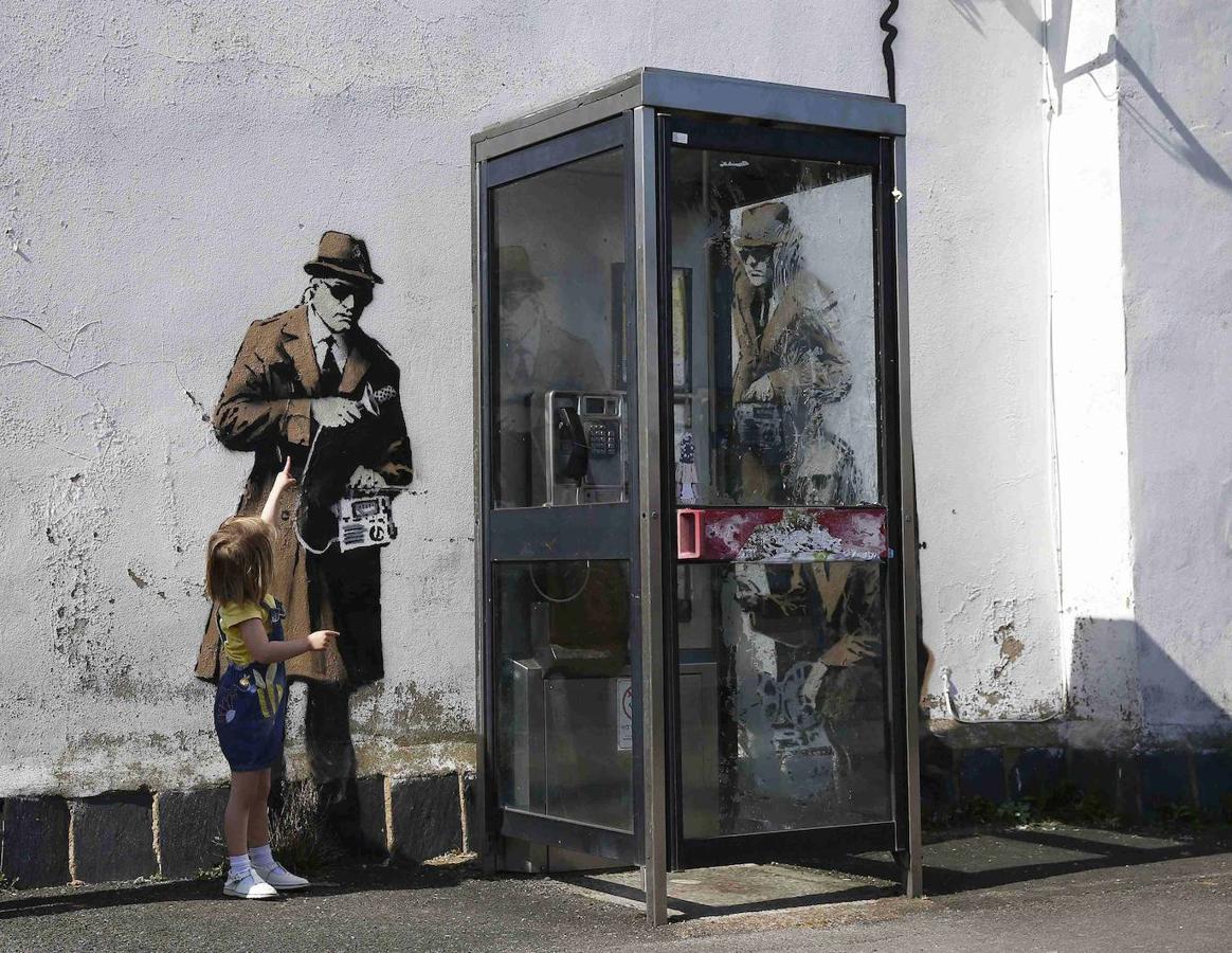 Las obras de arte urbano de Banksy son fotografiadas por gran cantidad de gente a diario. El artista combina la escritura con grafitis y plantillas