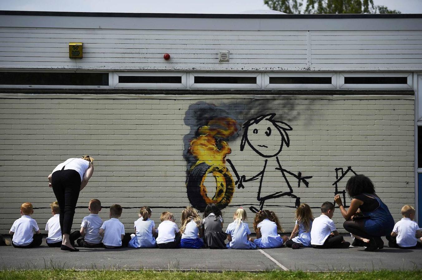 Las obras de arte urbano de Banksy son fotografiadas por gran cantidad de gente a diario. El artista combina la escritura con grafitis y plantillas