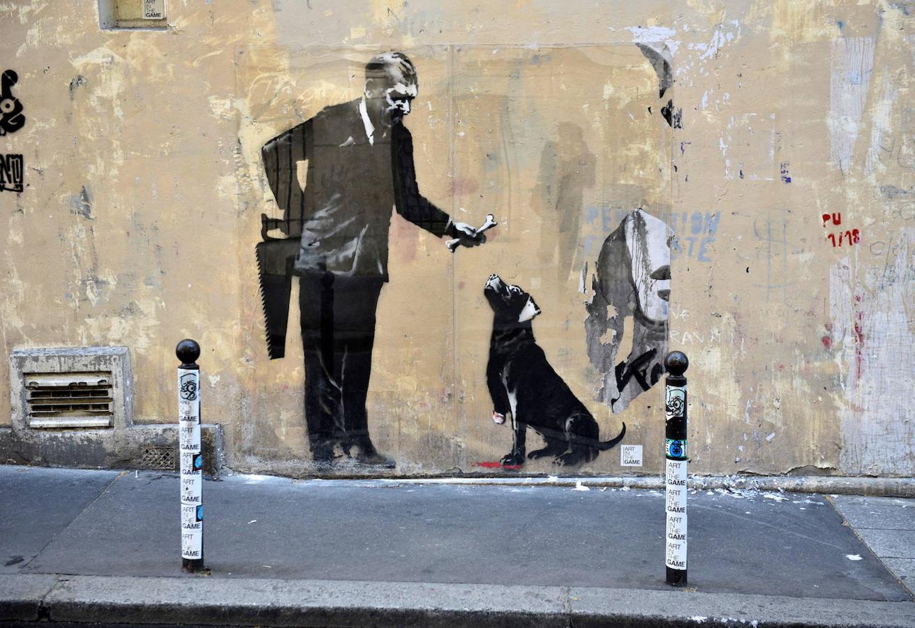 Las obras de arte urbano de Banksy son fotografiadas por gran cantidad de gente a diario. El artista combina la escritura con grafitis y plantillas