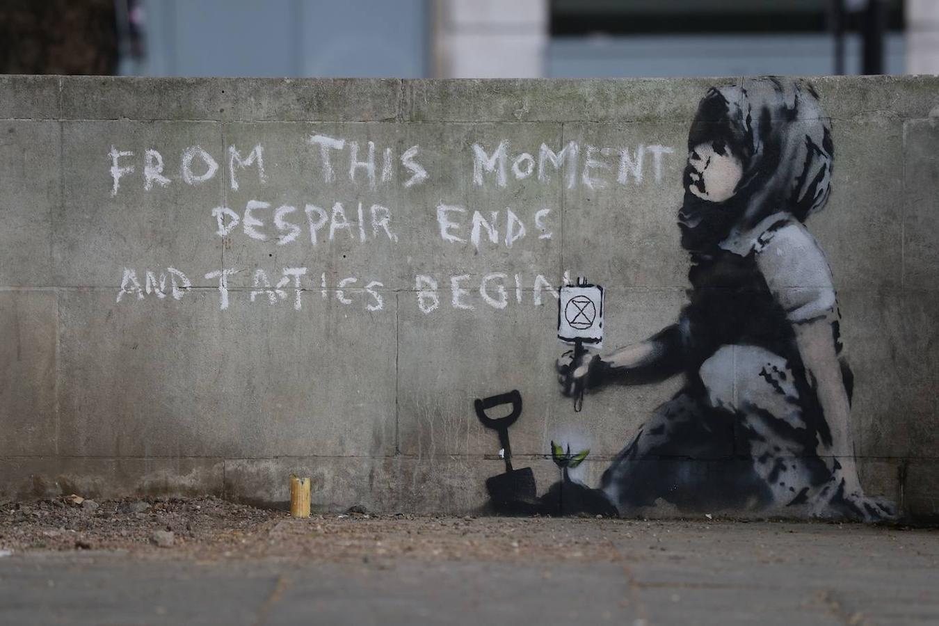 Las obras de arte urbano de Banksy son fotografiadas por gran cantidad de gente a diario. El artista combina la escritura con grafitis y plantillas