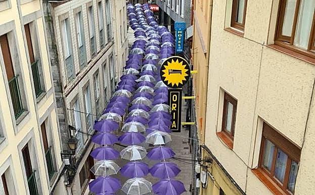 Un techo de paraguas flotantes en Luarca