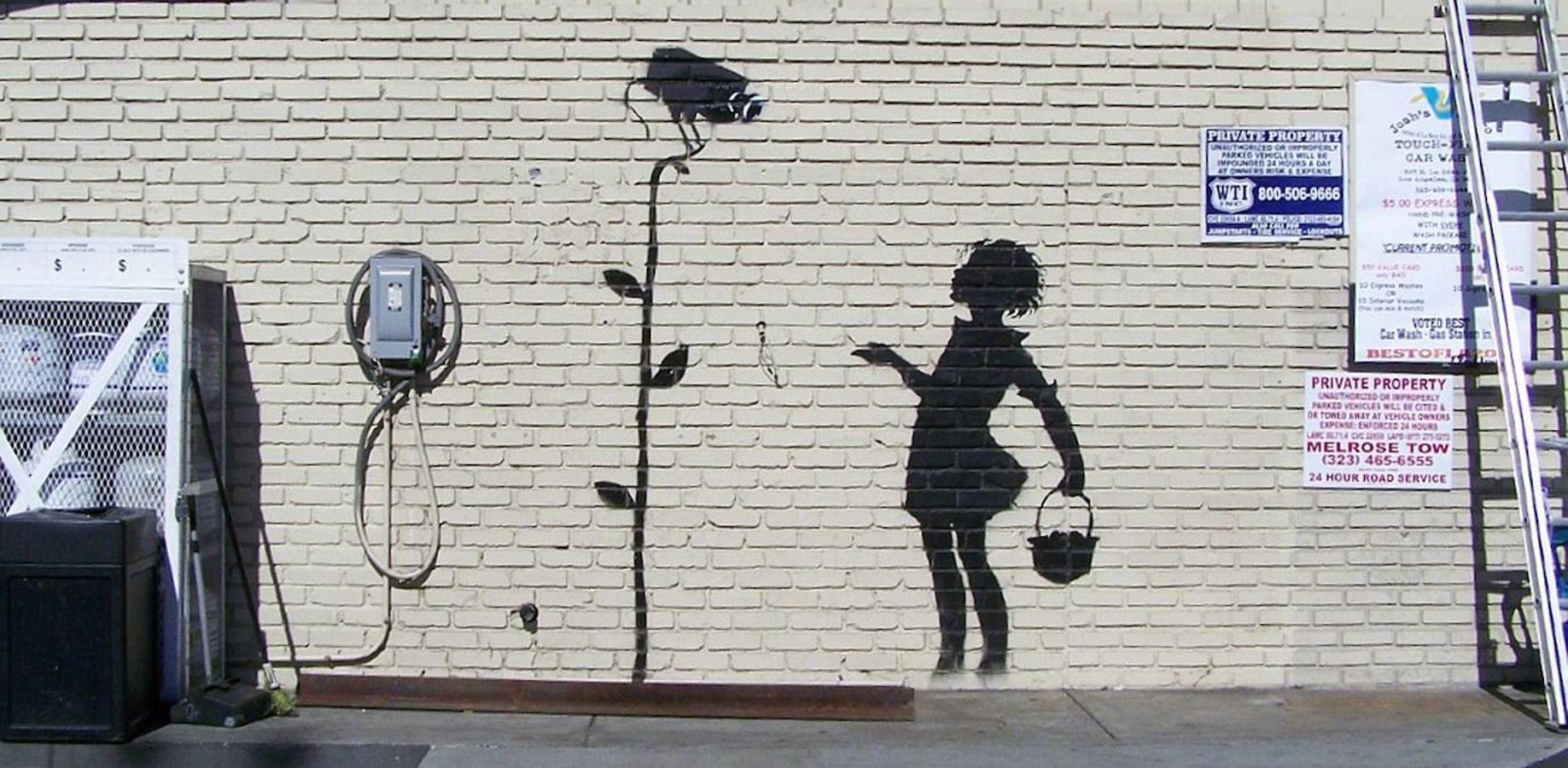 Las obras de arte urbano de Banksy son fotografiadas por gran cantidad de gente a diario. El artista combina la escritura con grafitis y plantillas