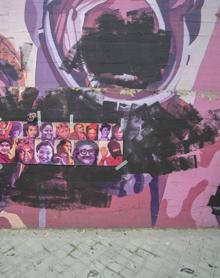 Imagen secundaria 2 - Arriba. Baile de dos feministas en una concentración en Sevilla; Debajo. Pedro Sánchez e Irene Montero, en un acto institucional; El mural de Ciudad Lineal vandalizado.