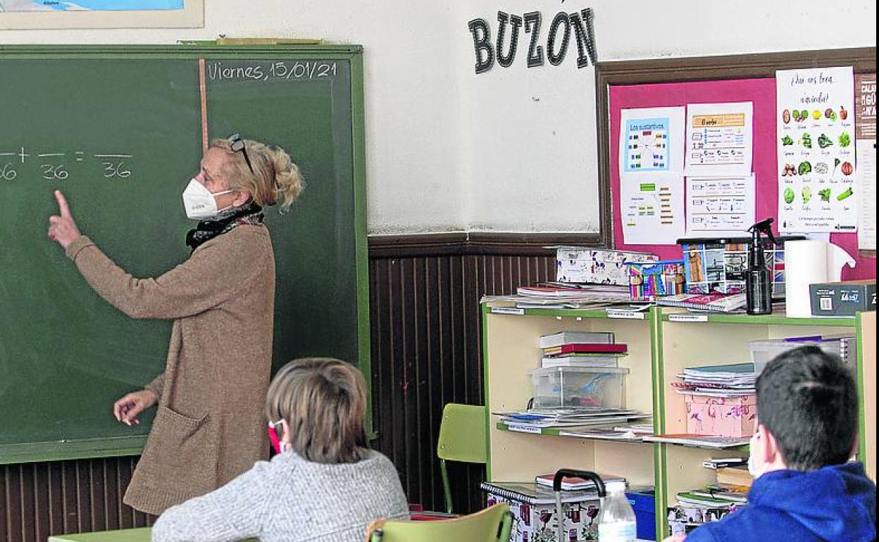Una profesora de Primaria da clase en un colegio público